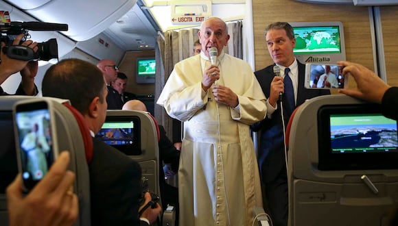 El Papa Francisco se dirige a los periodistas a bordo del avión con motivo de su viaje a Chile y Perú, el 15 de enero de 2018. (Foto de ALESSANDRO BIANCHI / diversas fuentes / AFP)