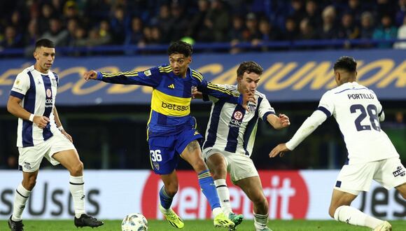Boca Juniors' midfielder Cristian Medina (C) vies for the ball with Talleres' forward Valentin Depietri (C-back) during their Argentine Professional Football League Tournament 2024 'Cesar Luis Menotti' match at La Bombonera stadium in Buenos Aires, on May 25, 2024. (Photo by ALEJANDRO PAGNI / AFP)