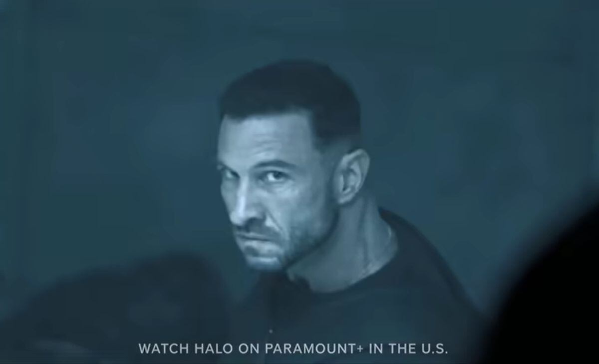 En "Halo 2", el momento en el que todos ven en las cámaras que el Jefe Maestro sobrevivió (Foto: Paramount+)