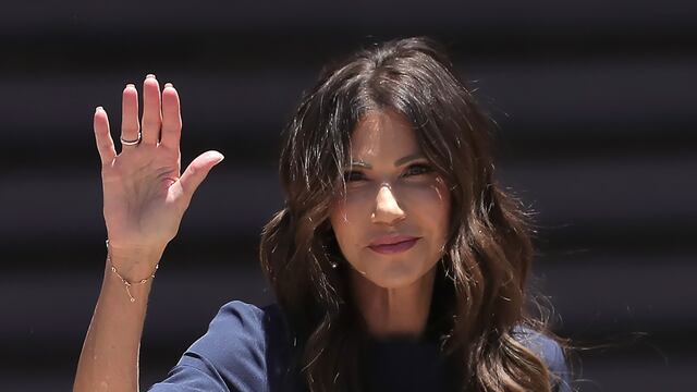 Exsecretaria de Seguridad Kristi Noem “despilfarró” miles de dólares montando a caballo en anuncio antiinmigrante