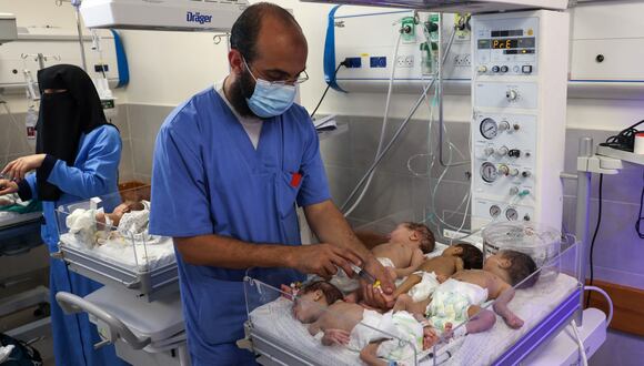 Médicos palestinos atienden a bebés prematuros evacuados del Hospital Al Shifa al hospital de los Emiratos en Rafah, en el sur de la Franja de Gaza, el 19 de noviembre de 2023. (Foto de MOHAMMED ABED / AFP).