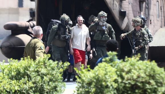 El rehén israelí liberado Andrey Kozlov llega al hospital Tel Ashomer en Ramat Gan, cerca de Tel Aviv, Israel, el 8 de junio de 2024. (Foto de EFE/EPA/Gidon Markowicz)