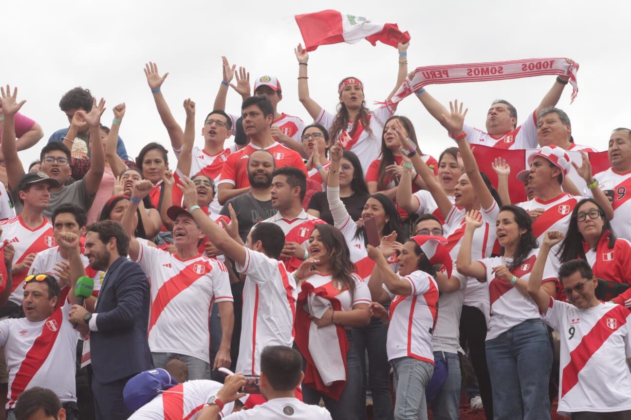 Hinchas peruanos alientan a la selección y viajan a acompañar a la bicolor. Foto: Alan Ramírez