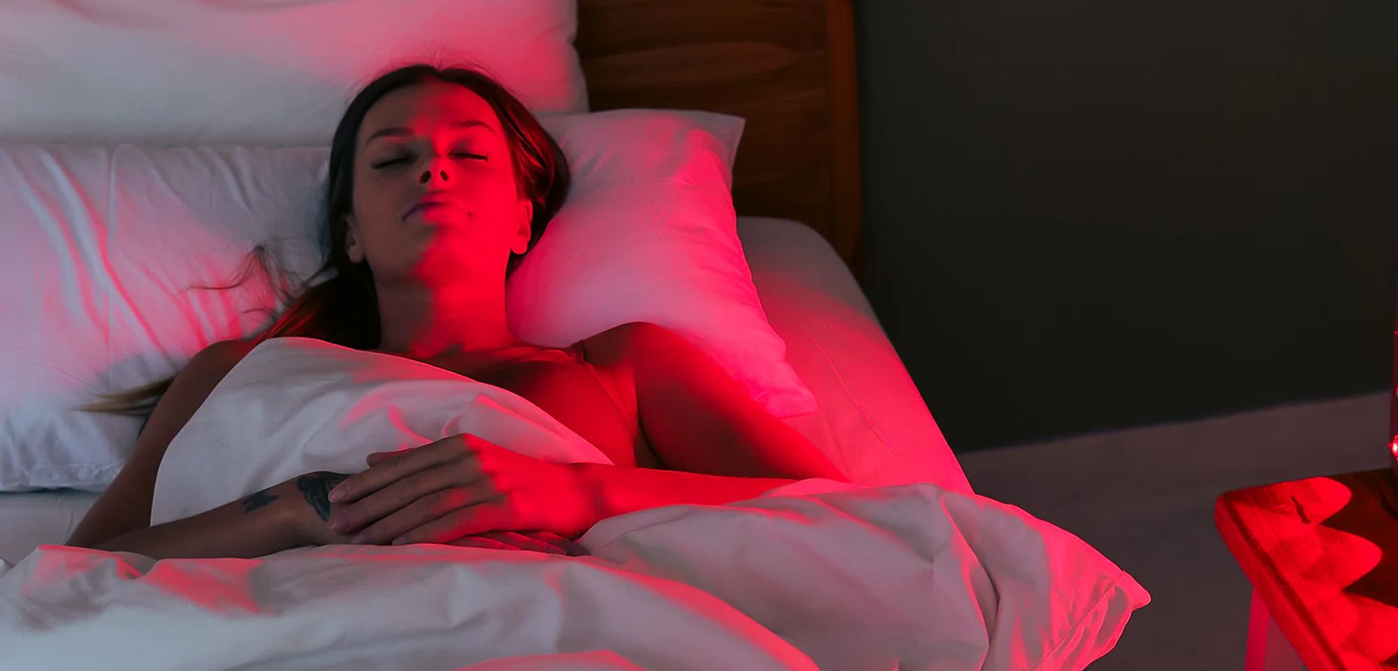 ¿Vale la pena usar luz roja para dormir? Lo que dice la ciencia sobre sus beneficios (y sus límites)