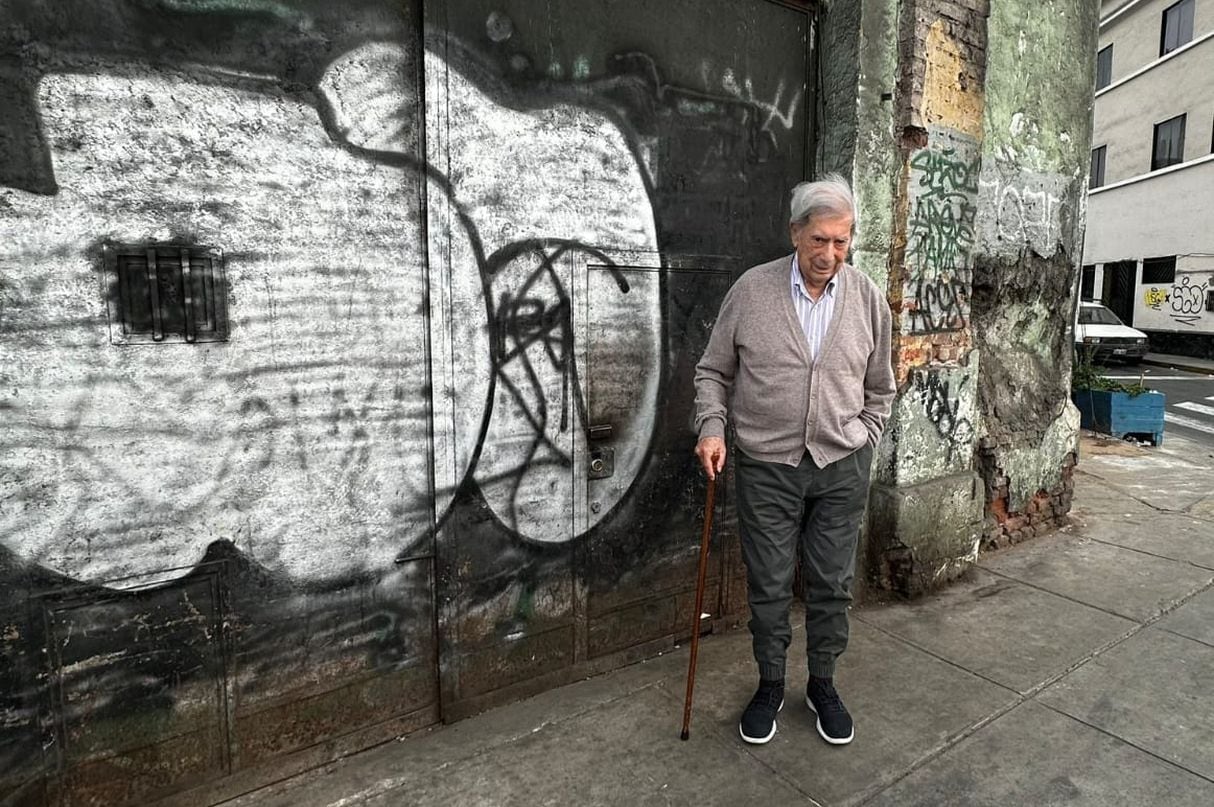 Luego de 55 años, Mario Vargas Llosa regresó hasta el bar "La Catedral", que hoy es un local en aparente abandono. (Foto: @AlvaroVargasLl)