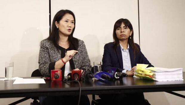 Keiko Fujimori junto a su abogada, Giulliana Loza. Foto: archivo GEC