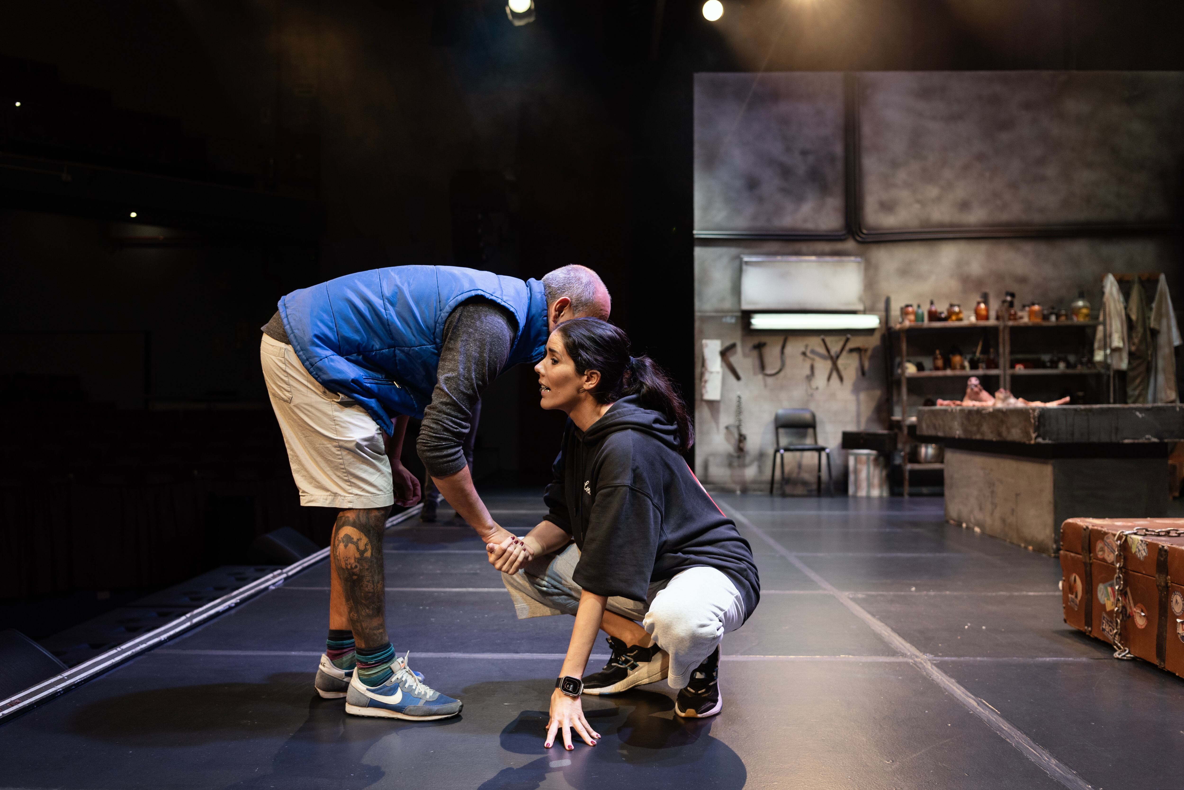 Sandro le da algunas indicaciones a Gianella antes de la función de "Escape Room".