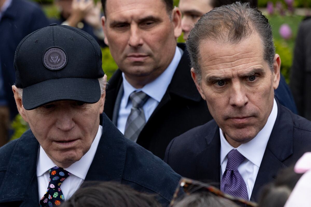 El presidente Joe Biden y su hijo Hunter Biden asisten a la Marcha de los Huevos de Pascua de 2024 en el Jardín Sur de la Casa Blanca en Washington, DC, EE. UU., el 1 de abril de 2024. (Foto de EFE/EPA/MICHAEL REYNOLDS)
