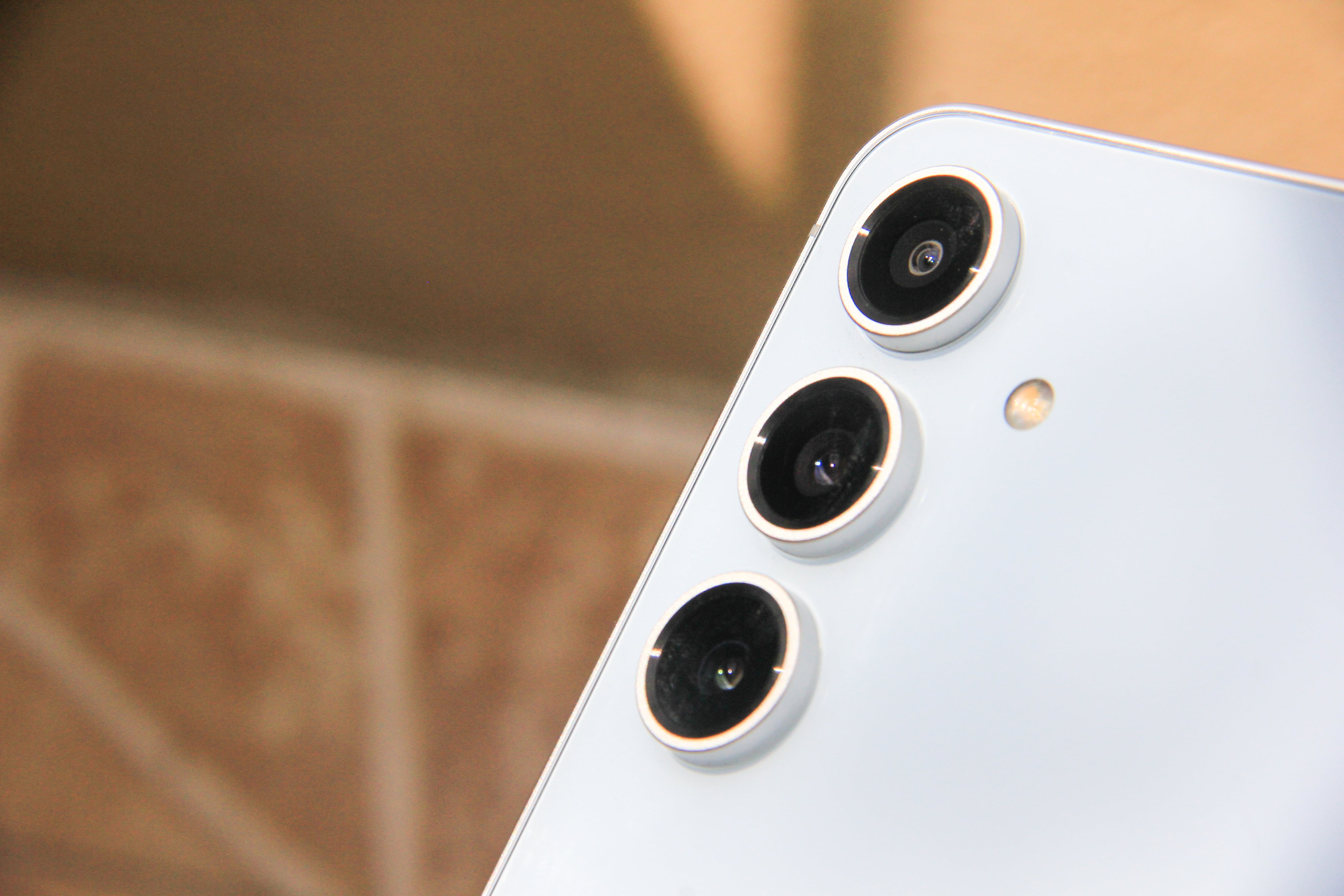 El segmento de cámaras resalta sobre la superficie del Samsung Galaxy S24 FE.