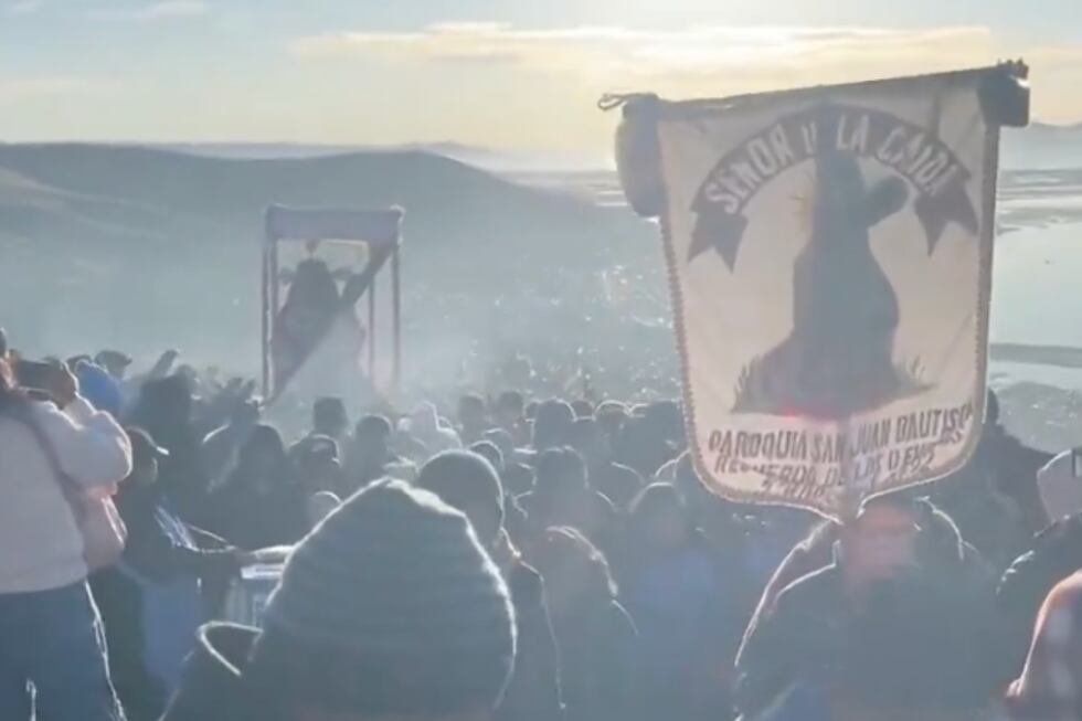 Fieles junto a la sagrada imagen del Señor de la Caída en el cerro más alto de la ciudad de Puno. Foto: captura Canal N