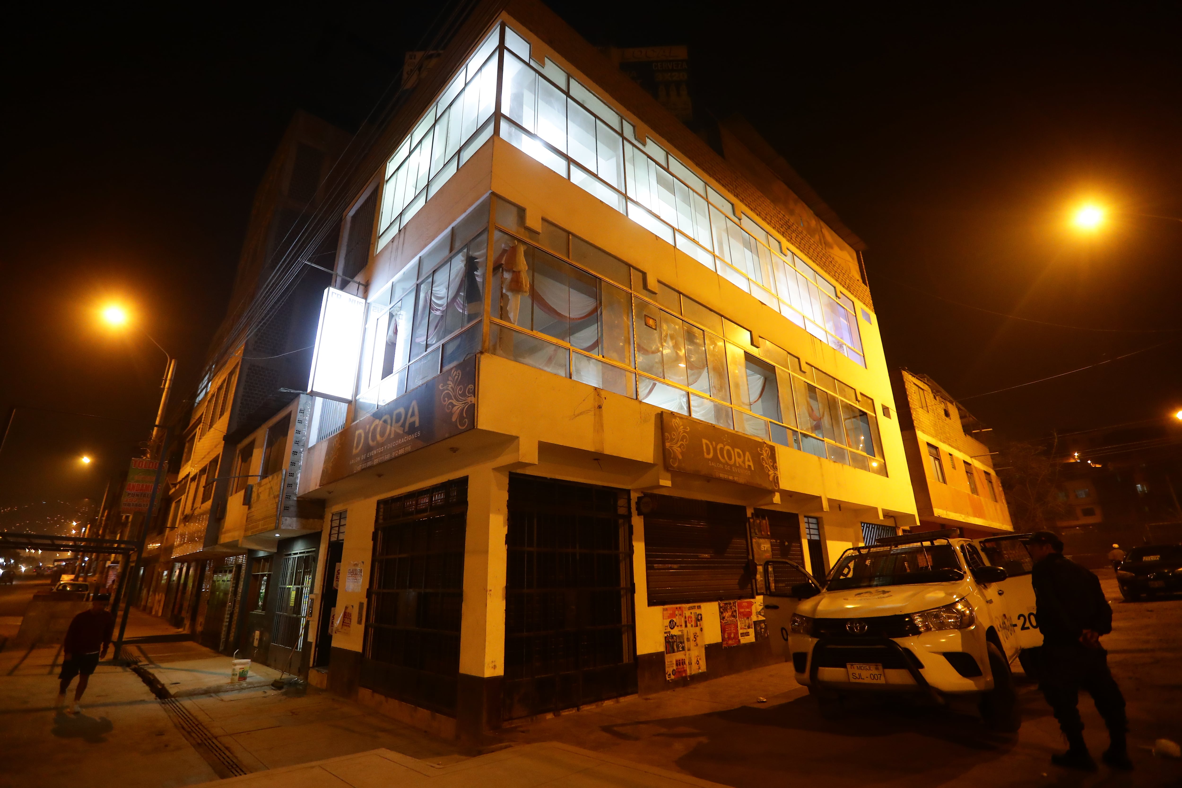 La madrugada del domingo, delincuentes hicieron estallar un explosivo en el segundo piso de un establecimiento ubicado en la zona de El Muro. En dicho local se había presentado la agrupación ‘Los Chicos de la Cumbia’. (Foto: Jesús Saucedo /@Photo.gec)