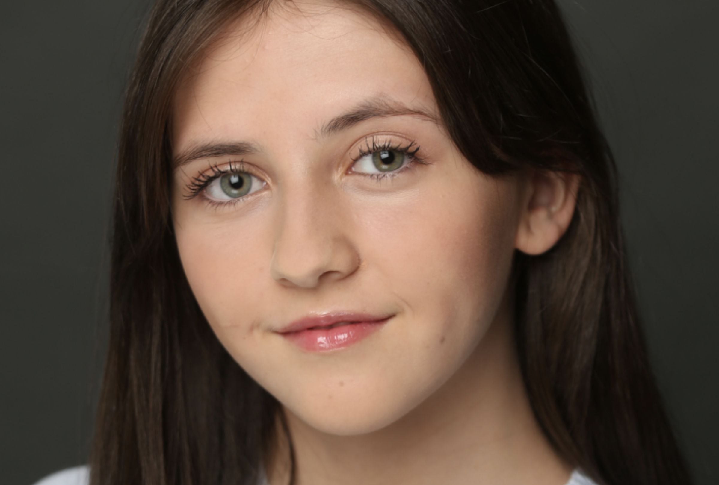 A lo largo de los 8 episodios de "Manual para señoritas" de Netflix, Iratxe Emparán interpreta a Carlota. En la ficción, ella es una de las tres hermanas Mencía (Foto: A Leight House)