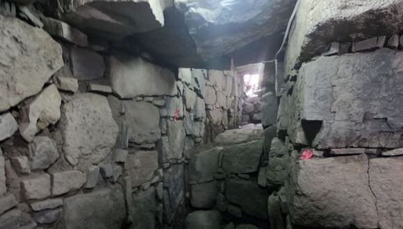 En mayo del 2022, en el interior de esta galería, se hallaron dos cuencos de piedra. Foto: Andina