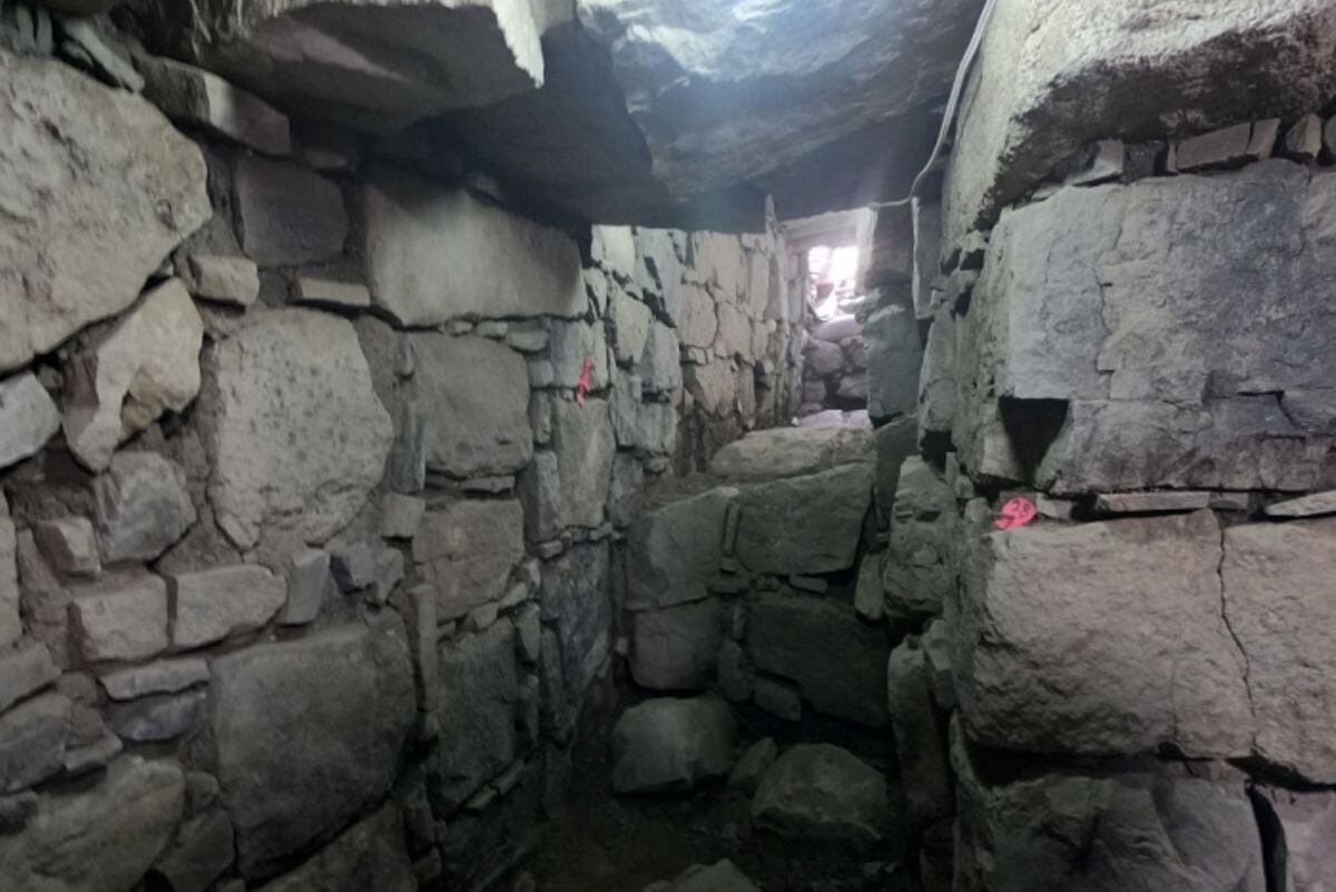 En mayo del 2022, en el interior de esta galería, se hallaron dos cuencos de piedra. Foto: Andina