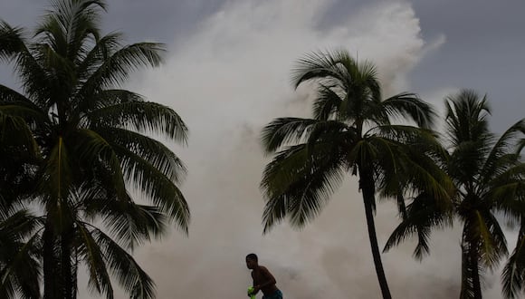 El fuerte oleaje golpea contra el malecón durante el paso del huracán Beryl, este martes en Santo Domingo (República Dominicana). EFE/ Orlando Barría