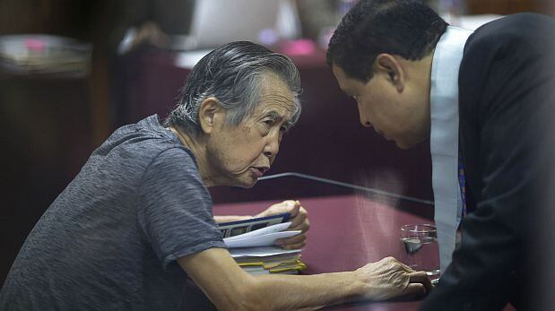 Durante una de las audiencias judiciales, Alberto Fujimori junto a su entonces abogado William Castillo.