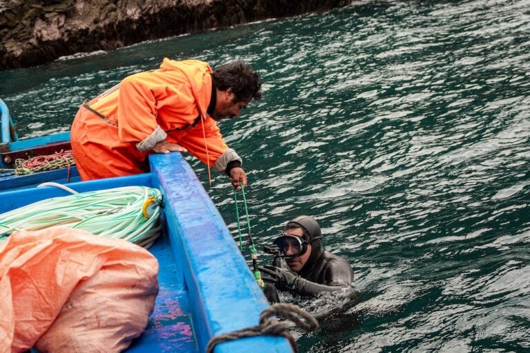 La actividad de pesca sumergida requiere de dos: un buzo y un tripulante que monitorea la dotación de oxígeno. Foto: Roberth Orihuela