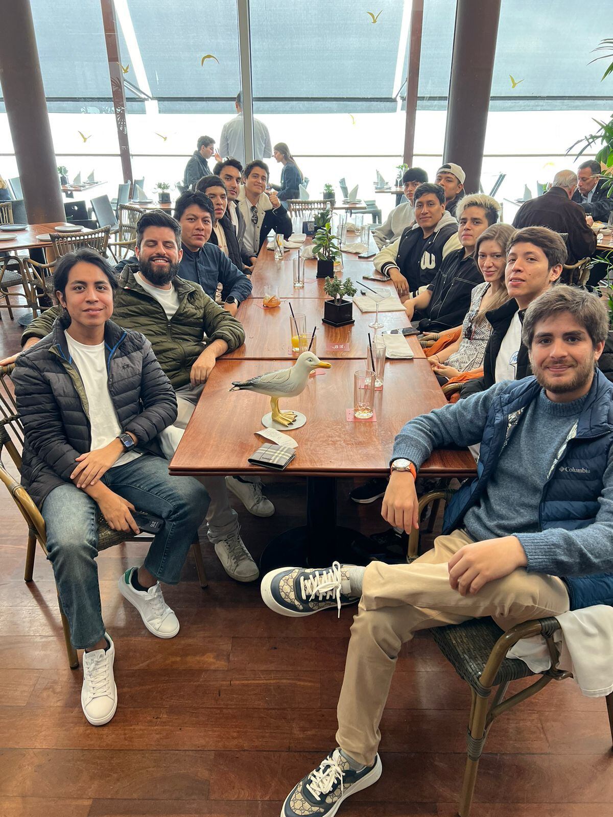 El equipo de Beastcoast, con su director regional, Alejandro Moral, en la parte inferior derecha del grupo.