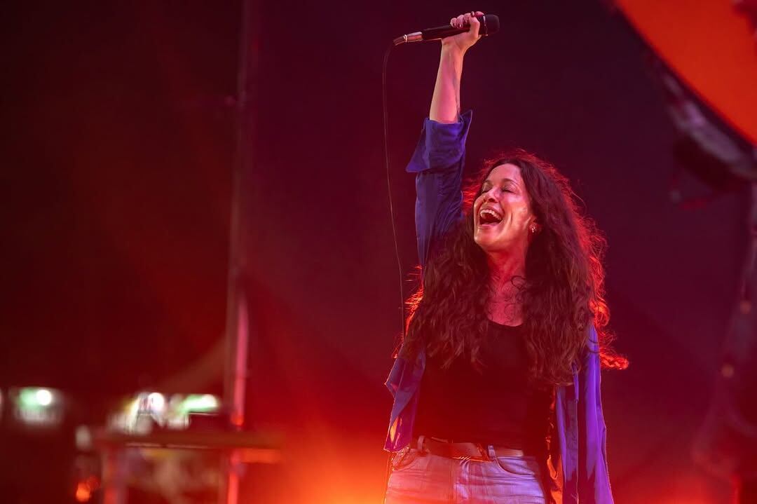 Alanis Morissette durante su show en Buenos Aires, días antes de cantar en Lima, capital del Perú.