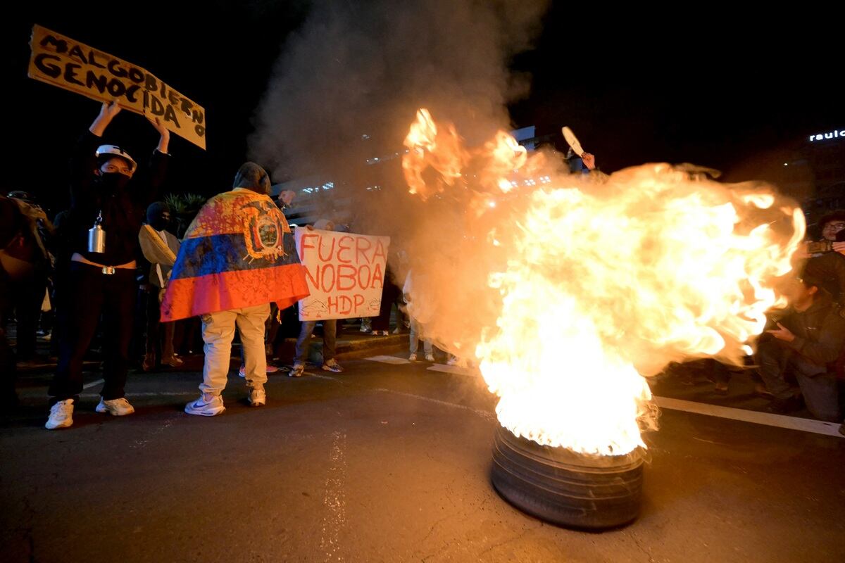 La gente protesta junto a un fuego durante una marcha antigubernamental en apoyo al paro nacional convocado por la CONAIE (la organización indígena más grande de Ecuador) en Quito, el 23 de septiembre de 2025. (Foto de Rodrigo BUENDIA / AFP)