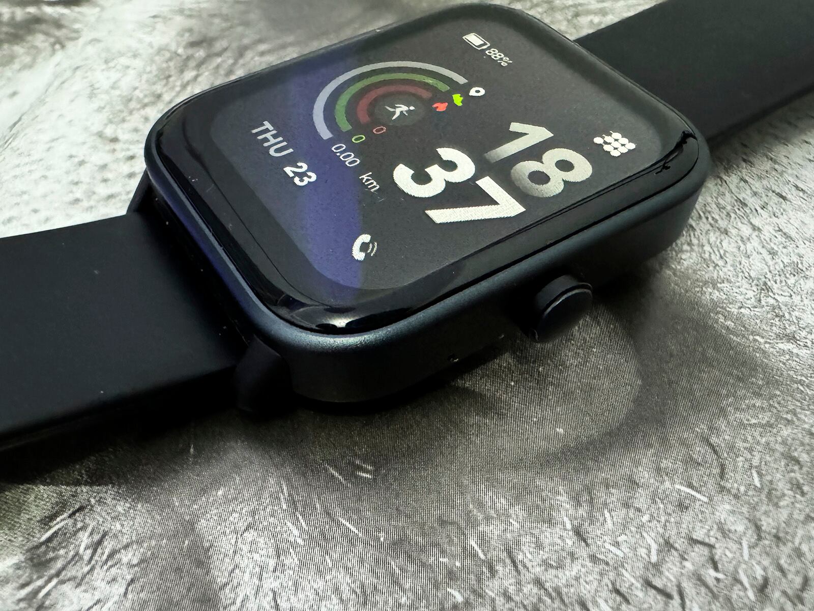 REVIEW | En el reloj encontramos un botón con el que podemos acceder al menú principal. (Foto: MAG - Rommel Yupanqui)