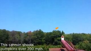 Derribó dron con una calabaza lanzada por un cañón [VIDEO]