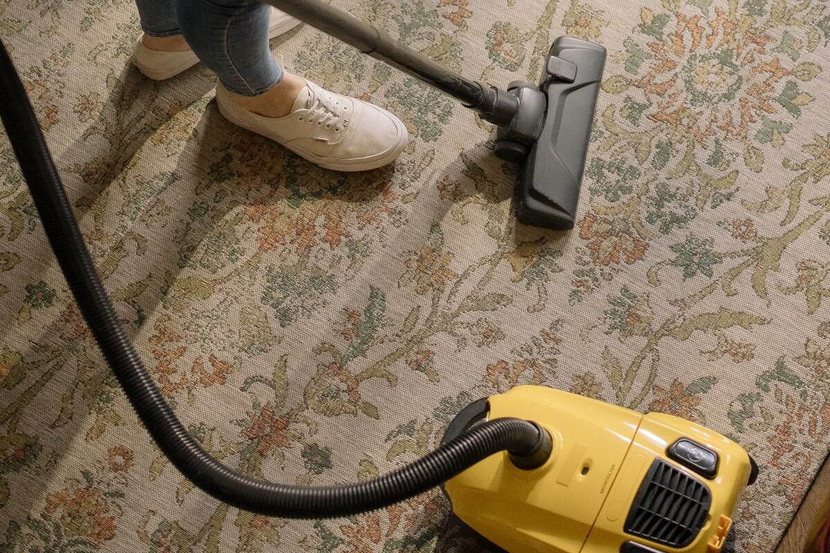 Una aspiradora nos ayudará a retirar eficazmente las escamas cutáneas de las que se alimentan los ácaros. (Foto: Pexels)