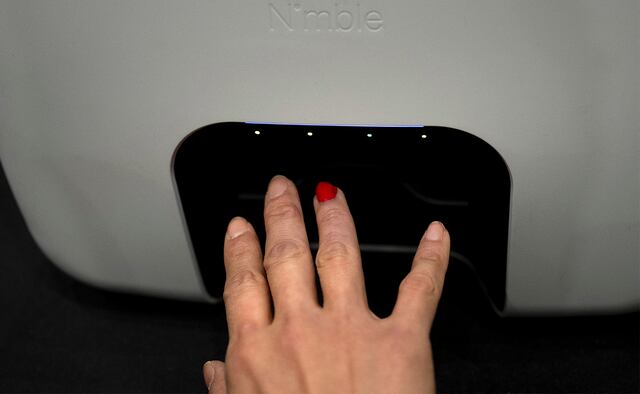 Una persona usa el dispositivo Nimble Beauty de Nimble Beauty para pintarse las uñas durante la experiencia digital, durante el CES. (Foto: AFP)