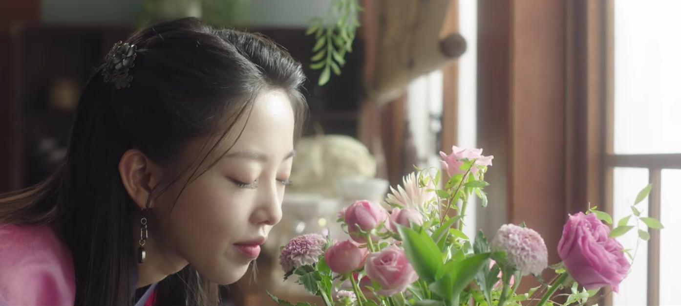 Heo Yun-Ok disfrutando del aroma de las flores que le regaló su novio en el final de "Alquimia de almas" (Foto: Netflix)