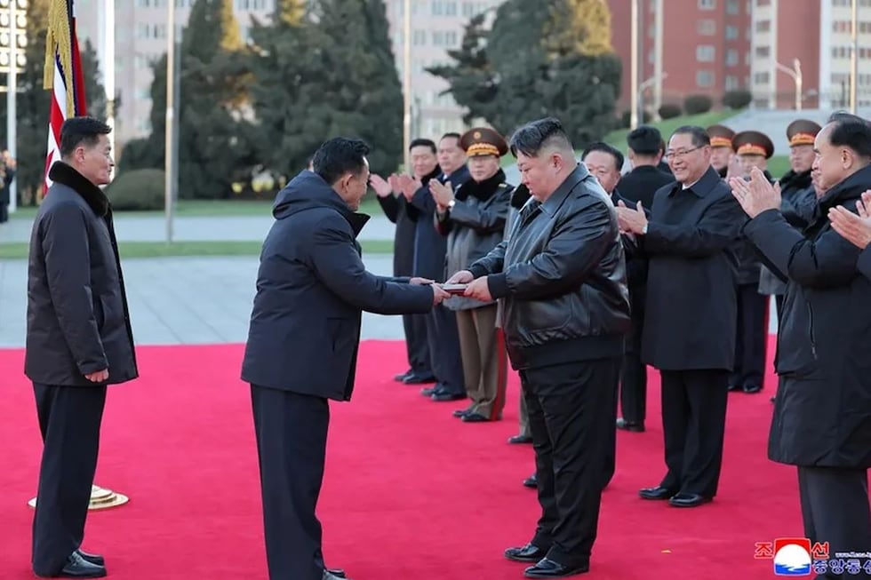 Kim Jong-un inspecciona decenas de lanzacohetes múltiples de 600 mm. Foto: EFE / KCNA