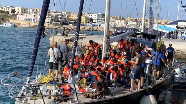 Italia: Barcocon 41 migrantes rescatados del Mediterráneo atraca en Lampedusa pese a prohibición