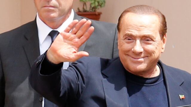 Berlusconi cumplió su primera jornada de trabajo en un asilo