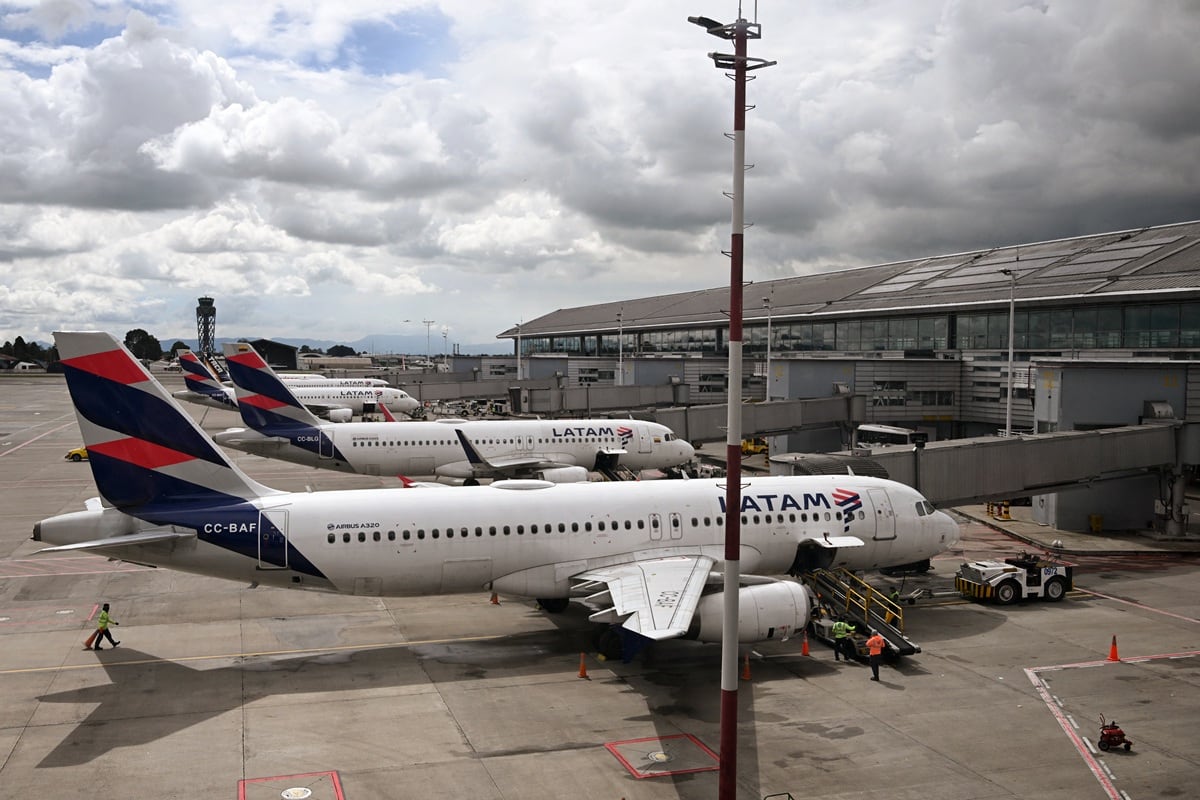 Aviones de la aerolínea LATAM son fotografiados en la pista del Aeropuerto Internacional El Dorado, en Bogotá el 19 de mayo de 2025. (Raul ARBOLEDA / AFP)