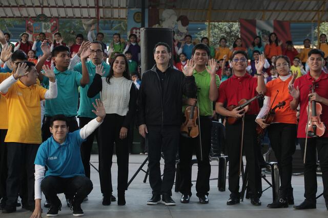 Juan Diego Flórez visita el colegio Fe y Alegría ubicado en el distrito de  San Juan de Lurigancho, como parte de una supervisión a los avances de Sinfonía por el Perú. Foto: Anthony Niño de Guzmán.