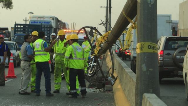 Caída de poste generó congestión vehicular en Panamericana Sur