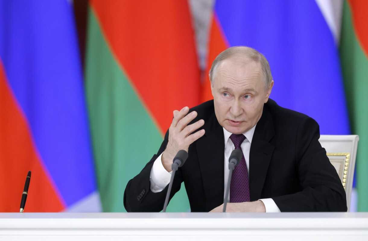 El presidente ruso, Vladímir Putin, habla durante una rueda de prensa tras reunirse con su homólogo bielorruso, Aleksandr Lukashenko (no aparece en la imagen), en Moscú, Rusia, el 13 de marzo de 2025. Foto: EFE/EPA/MAXIM SHEMETOV/POOL