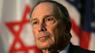 Bloomberg desafía suspensión de vuelos y toma avión a Israel
