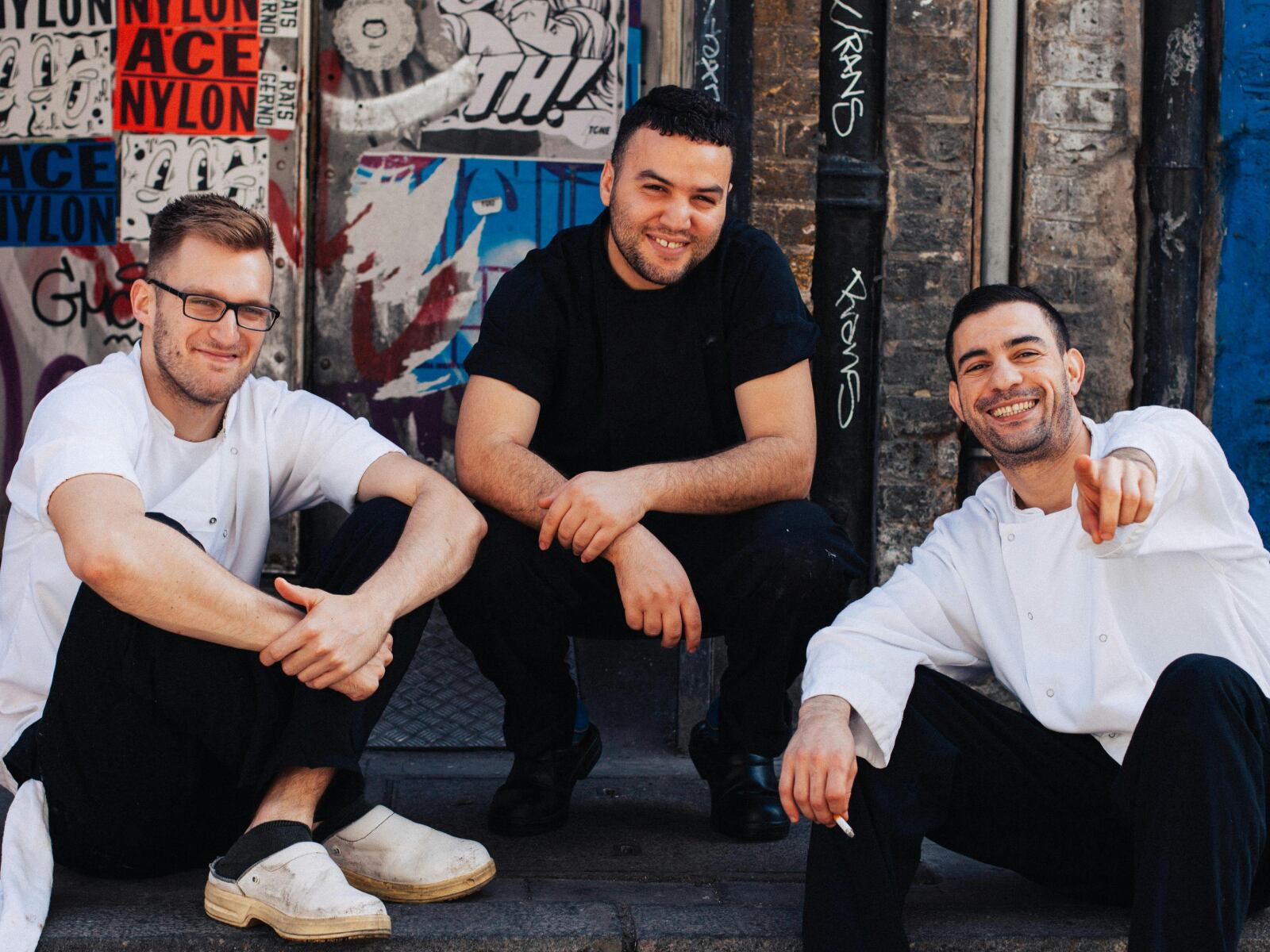 Un grupo de chicos disfrutando de un ameno momento mientras son fotografiados (Foto: Pexels)