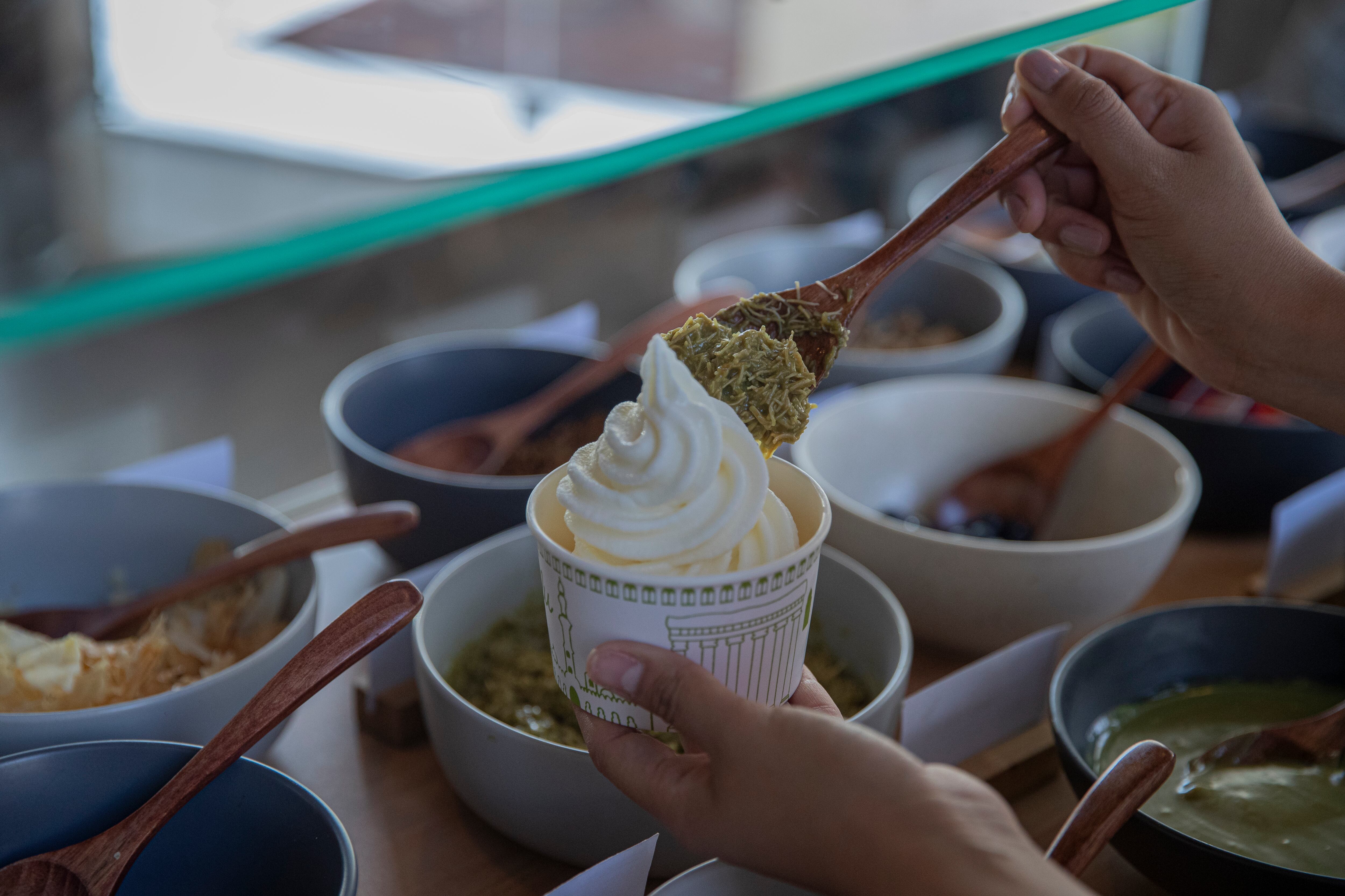 Uno de los toppings más pedidos es el de knafeh y crema de pistachos. Esta combinación es el relleno del viral chocolate de Dubái.