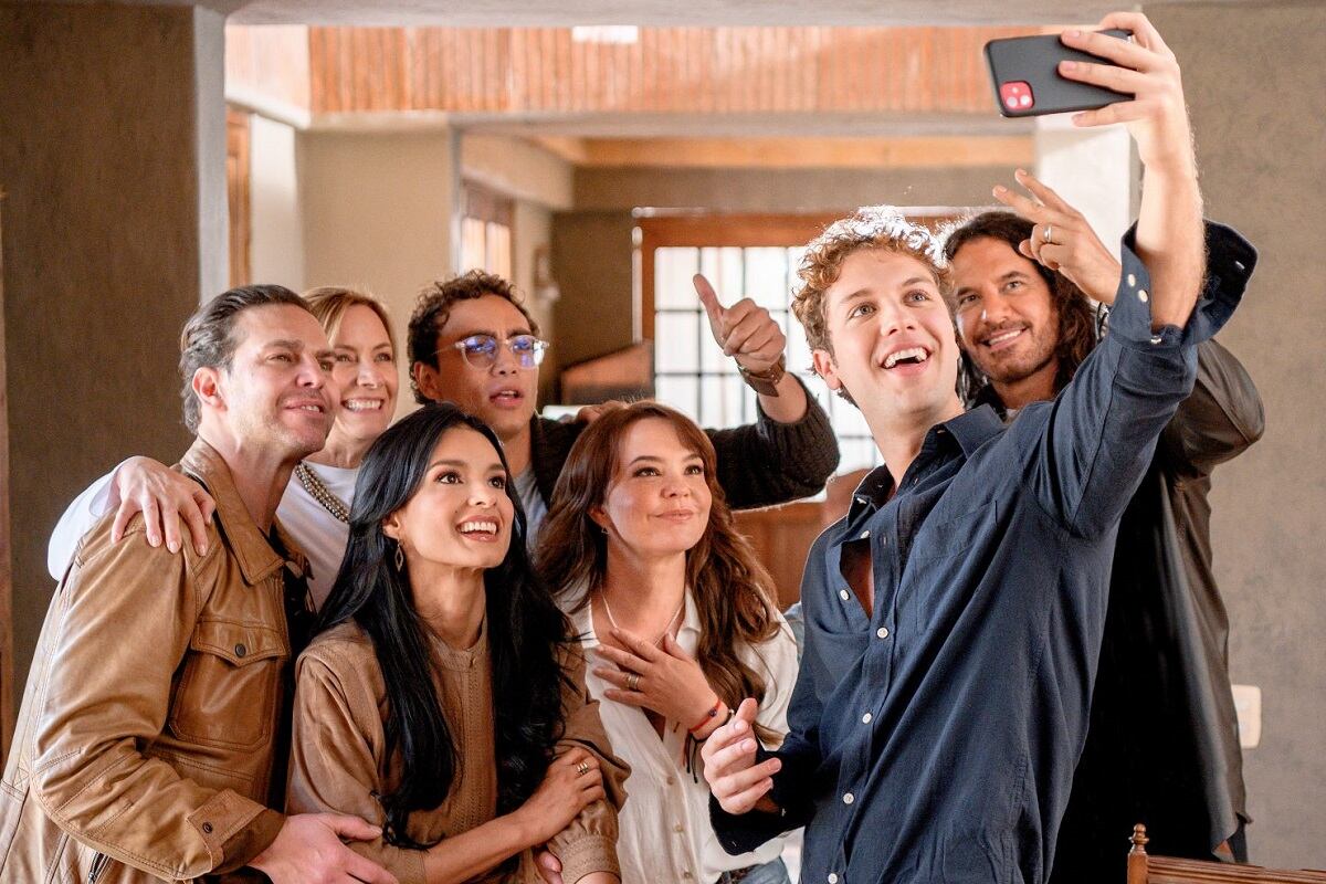 Juan Manuel Restrepo tomándose una selfie con el resto del elenco de "Pasión de gavilanes 2" (Foto: Telemundo)