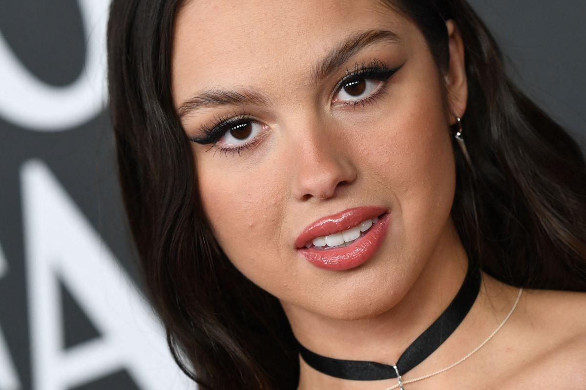 Olivia Rodrigo llega a la 37.ª ceremonia anual de incorporación al Salón de la Fama del Rock and Roll en el Microsoft Theatre el 5 de noviembre de 2022 en Los Ángeles, California (Foto: Valerie Macon / AFP)