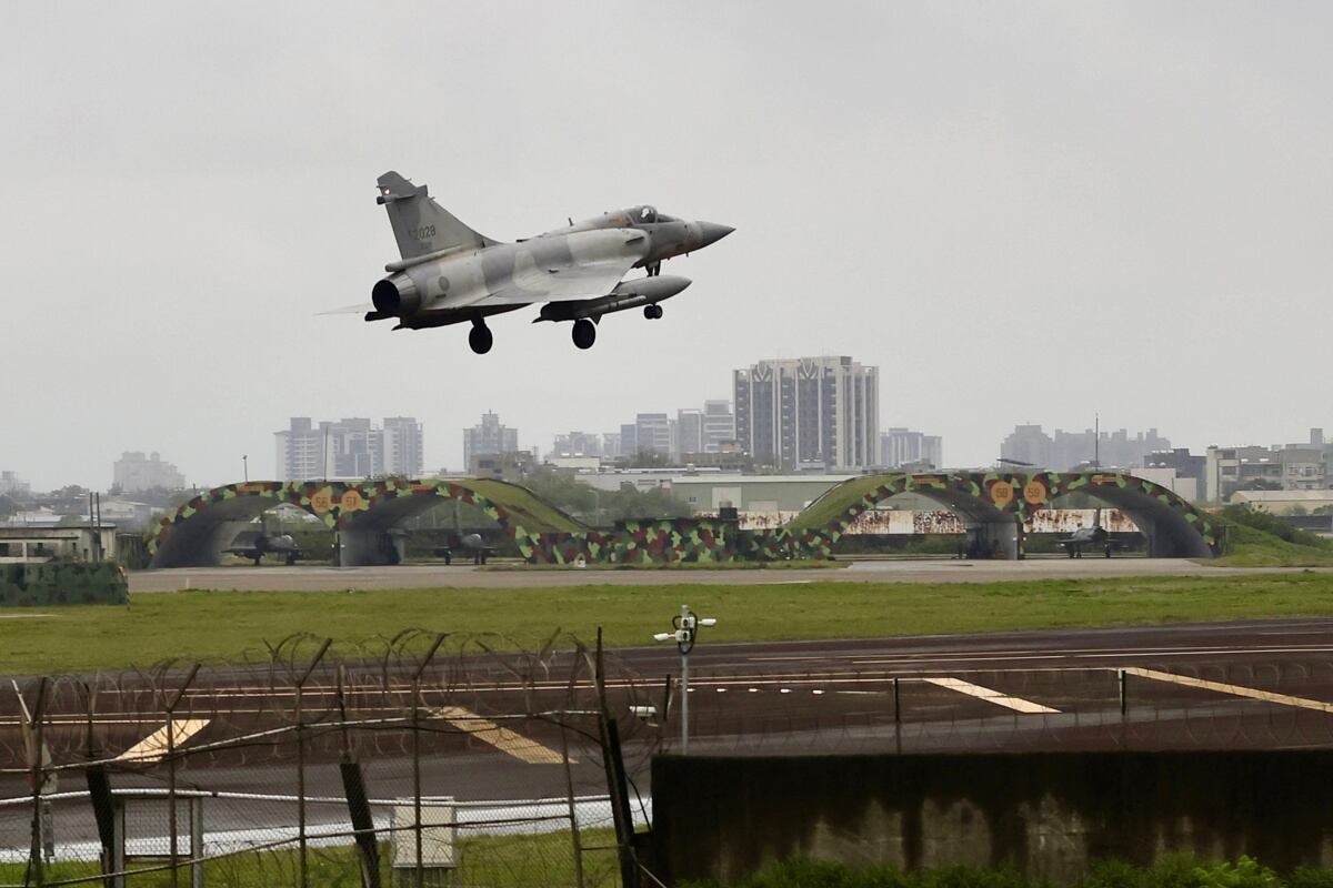 Un avión de combate Mirage 2000 de la Fuerza Aérea de Taiwán se aproxima a la base aérea de Hsinchu para aterrizar, en Hsinchu, Taiwán, el 1 de abril de 2025. (Foto de EFE/EPA/RITCHIE B. TONGO)