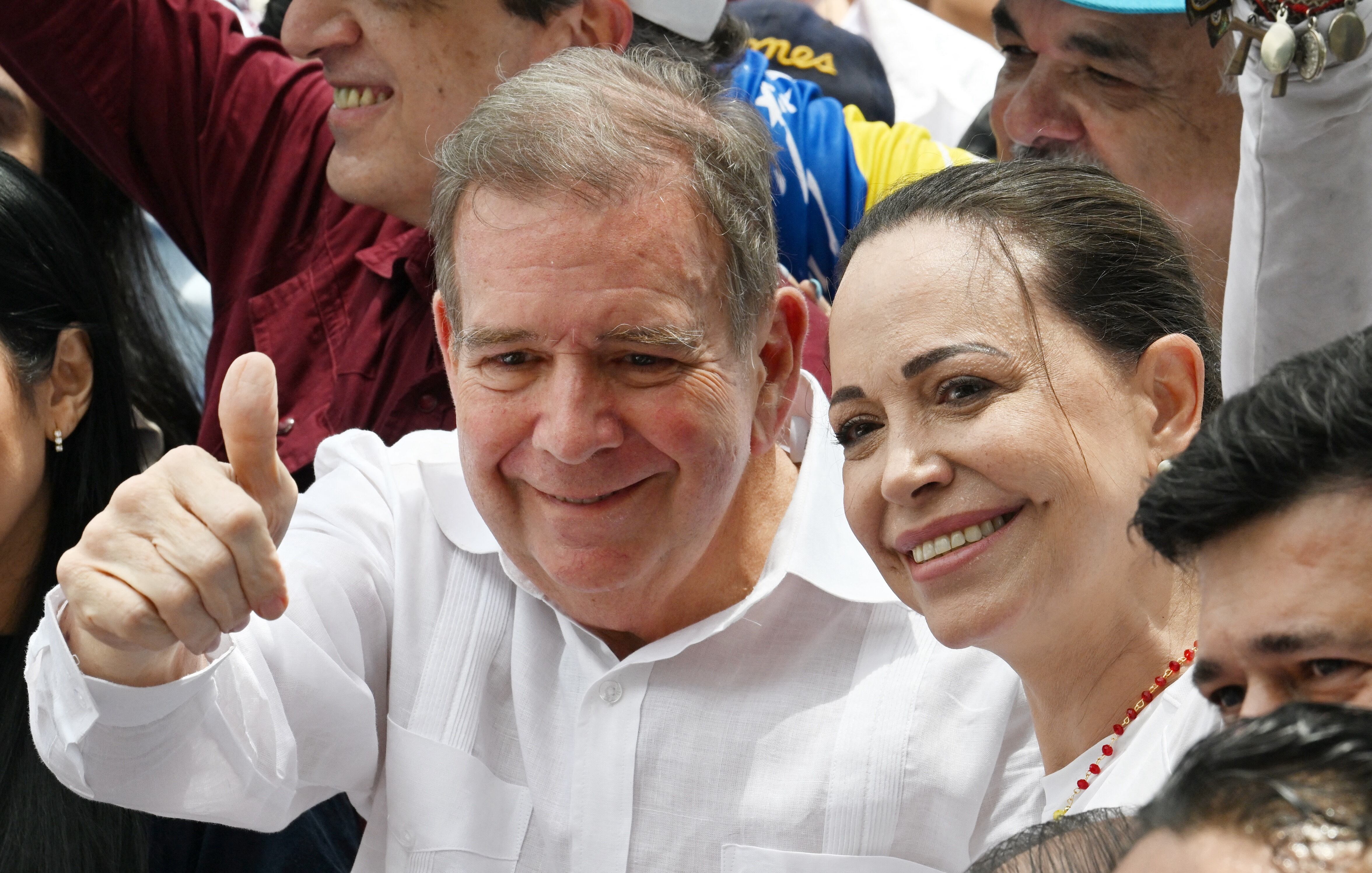 La líder de la oposición venezolana María Corina Machado y el candidato presidencial de la oposición por Plataforma Unitaria Democrática, Edmundo González, asisten a un mitin el 18 de mayo de 2024. (Foto de JUAN BARRETO / AFP ).