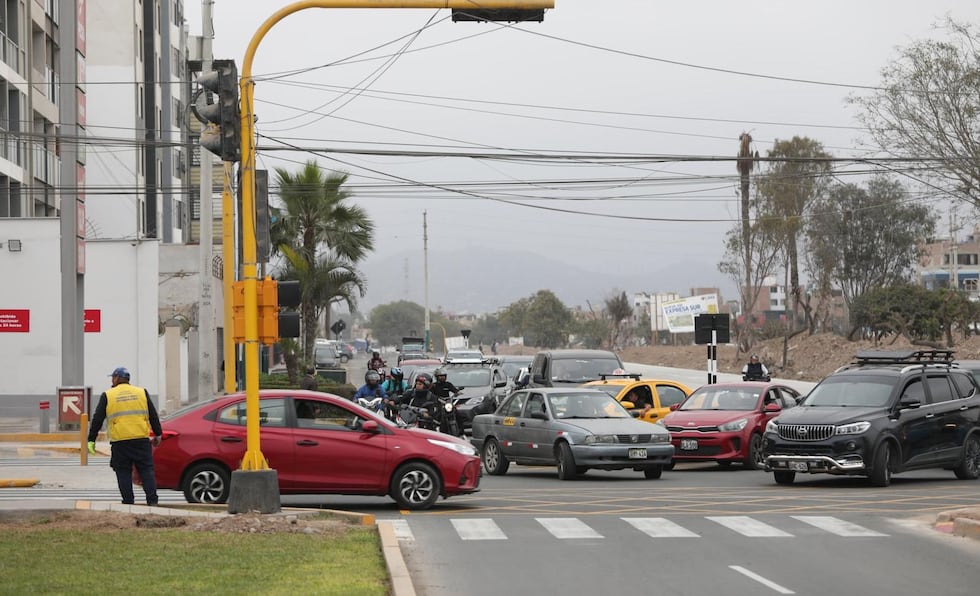 En horas punta este corredor vial se congestiona en los principales cruces.