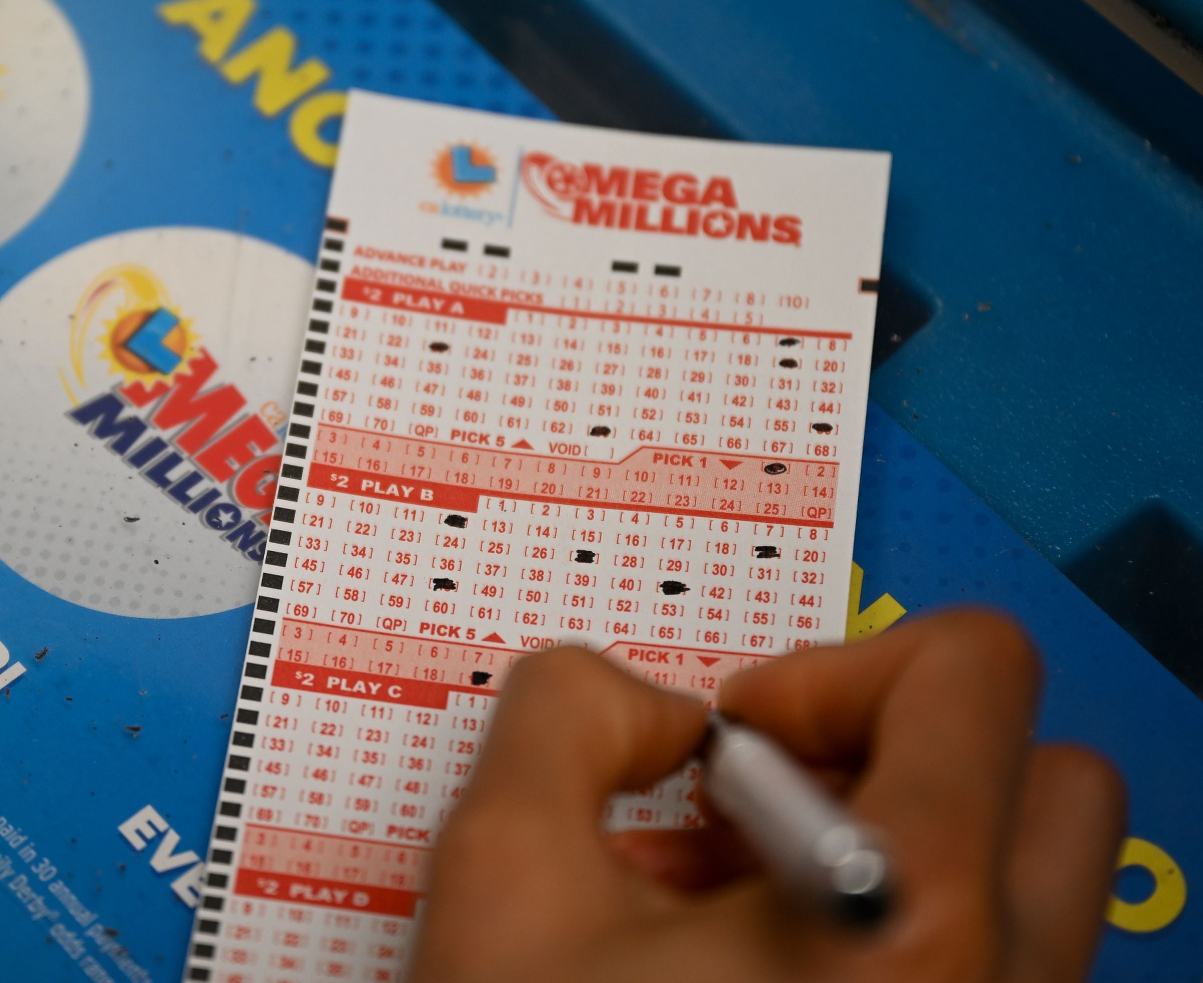 Todos los martes y viernes se realiza un sorteo de Mega Millions, aproximadamente a las 11:00 pm, hora del este de Estados Unidos. (Foto: Anadolu / Getty Images)