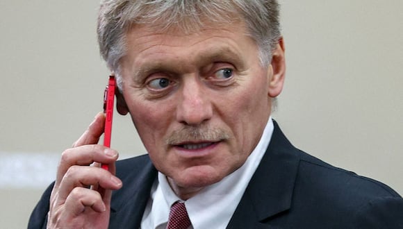 El portavoz del Kremlin, Dmitry Peskov, utiliza un teléfono inteligente durante la segunda cumbre Rusia-África en San Petersburgo el 27 de julio de 2023 | (yegor aleyev / Agencia de fotografía TASS Host / AFP)