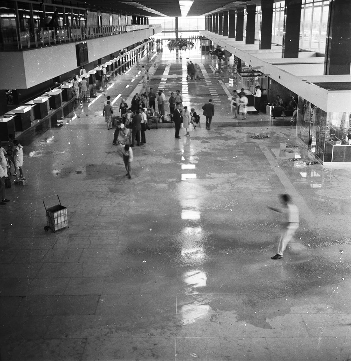 Imagen de la mañana del 16 de enero, en el hall principal del Aeropuerto Internacional Jorge Chávez. El efecto de las lluvias torrenciales provocó retrasos y reclamos. Nadie estaba preparado para algo así. (Foto: Archivo Histórico de El Comercio)