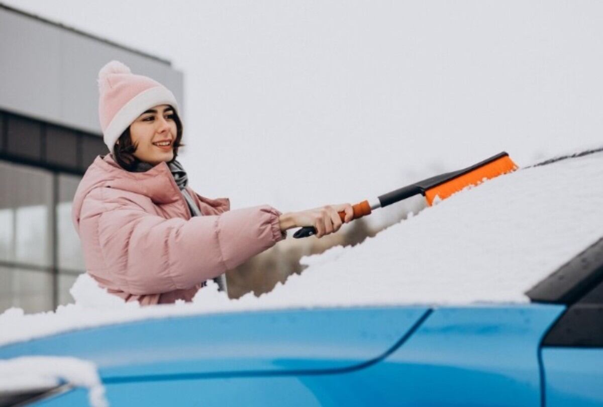 ¿Te has visto atrapado en tu coche un día frío luchando contra un parabrisas helado? Un experto compartió el mejor truco para solucionar este problema. (Foto: senivpetro / Freepik)