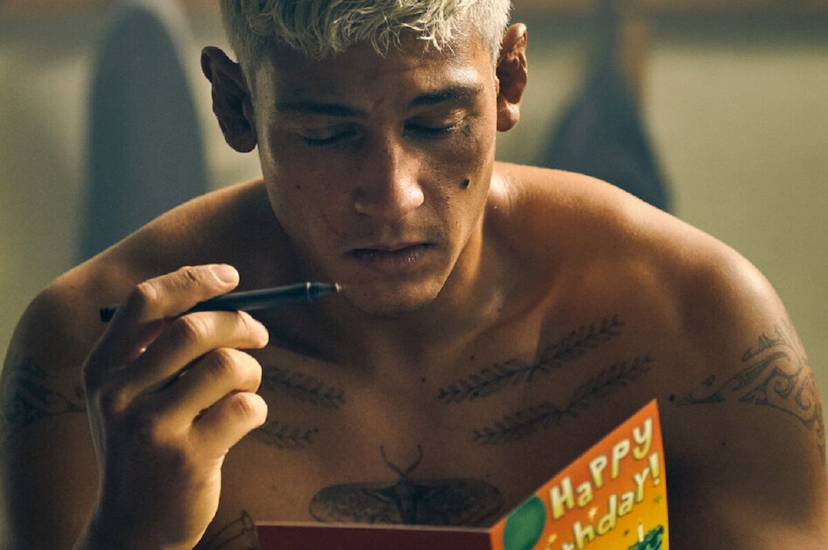 Octavio Bergmann (Emilio Sakraya) escribiendo una tarjeta de cumpleaños para su hija en la película alemana "Sixty Minutes" (Foto: Netflix)