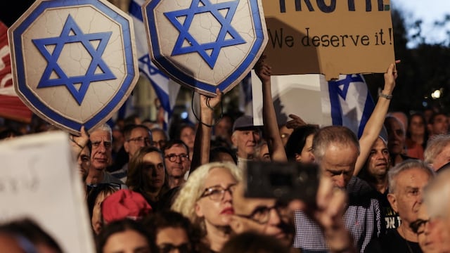 Israelíes se movilizan para exigir un comité estatal que investigue el atentado del 7 de octubre del 2023